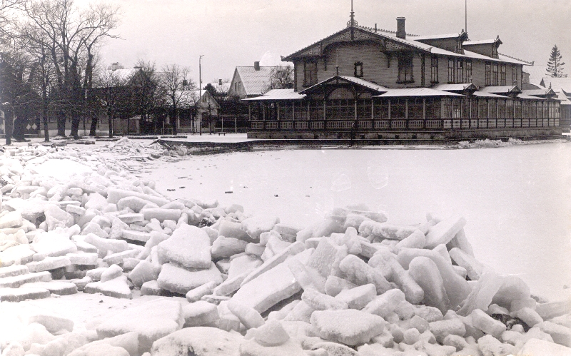 Photo. Haapsalu accumulated ice creams at the Great Promenade. Winter 1913. Johanna Menert's whole.