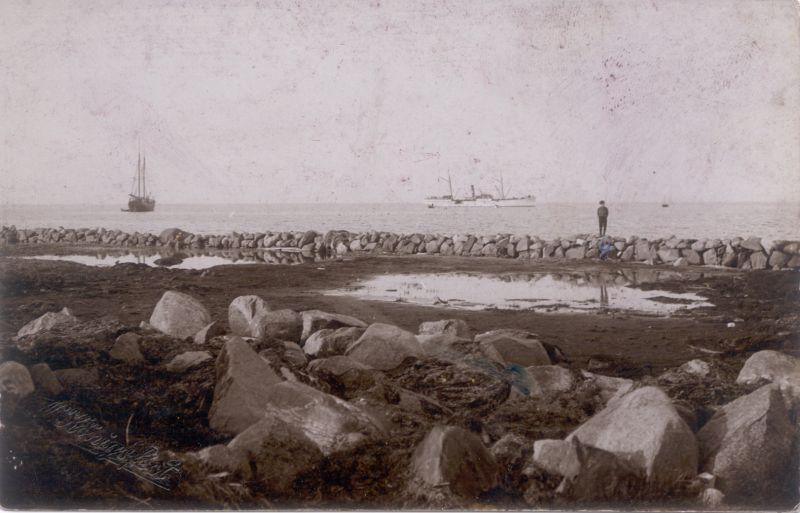 Photo. Johanna Menert's whole. Kärdla beach, near the port. Ships at sea. Photo: Königsfest. ~1900.