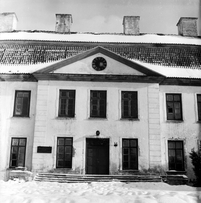 Façade of the main building of Suuremõisa Castle