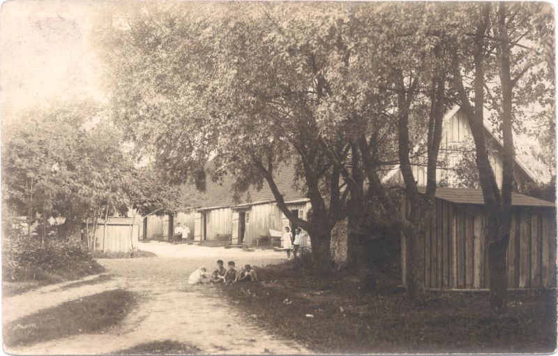 Photo. Johanna Menert's whole. View of Hiiu-Kärdla alevist. Street and workers' living houses. Nn. Sauna house. Front group of children. ~1910.