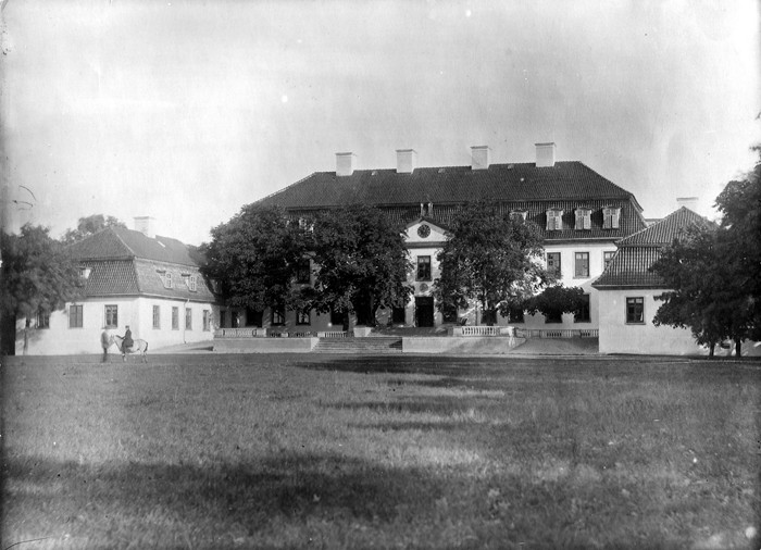 The Fassade of Suuremõisa Castle in the 20th century. At first