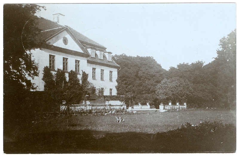 Photo postcard. Johanna Menert's whole. Suuremõisa manor house in Hiiumaa. ~1910.