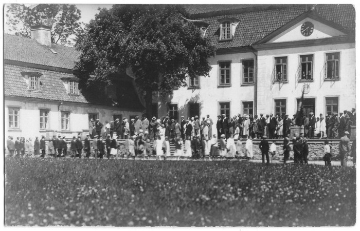 Hiiumaa II song day. People in front of Suuremõisa Castle.
