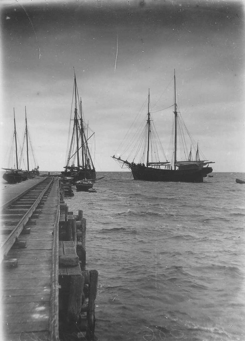Glass negative. Ships in Kärdla port