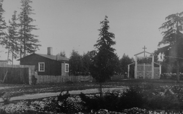 Kärdla graveyard near the gate