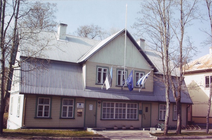Color photo. Kärdla Municipality Building