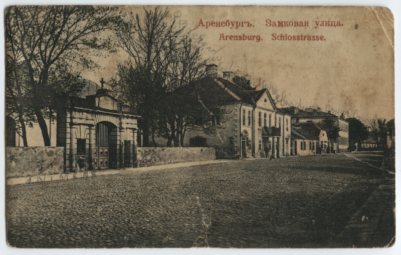 Castle Street in Kuressaare - in the middle of Meedla Manors Pollide city dwelling (so-called. Meedla's house, the gate of the Holy Nikolai church on the left.