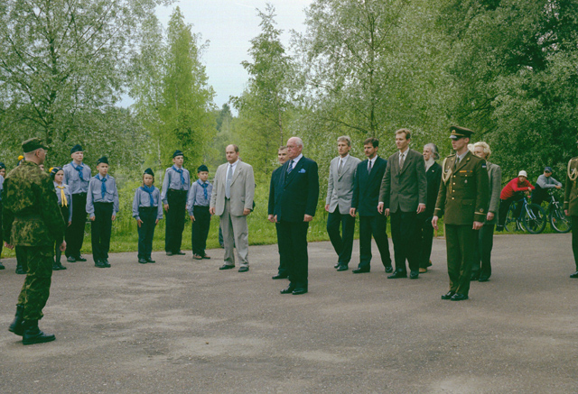 Arrival of the President "Estonia remembers" to the memory collection of Tartu county on Elva Song Square, June 8, 2001