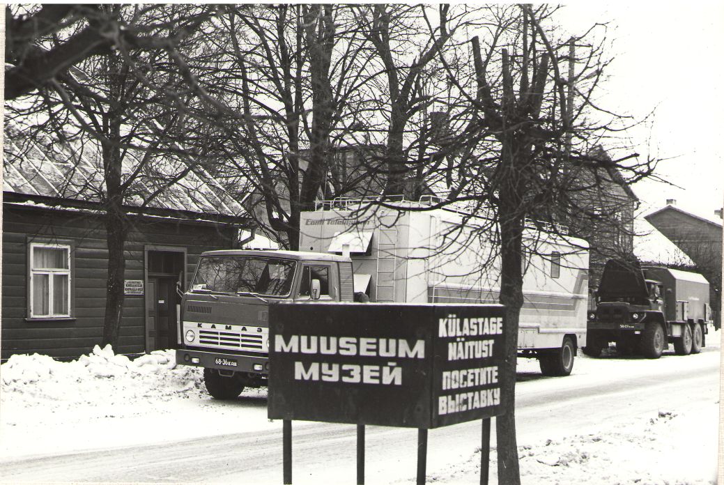 Photo. Etv cars Dr. Fr. R. Kreutzwald in front of the Memorial Museum. Võru, 1981.