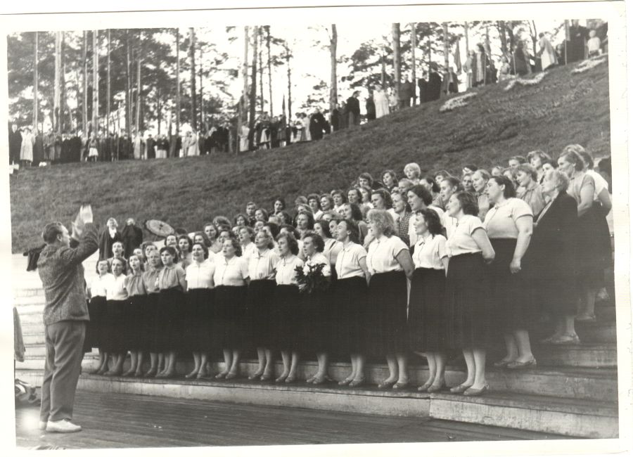 Women's choirs performing on Elva district's singing day