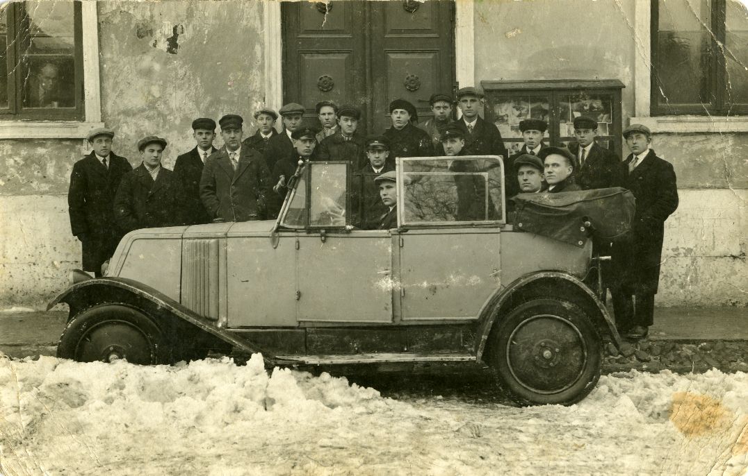 Participants of drivers' courses, passenger car in the forefront