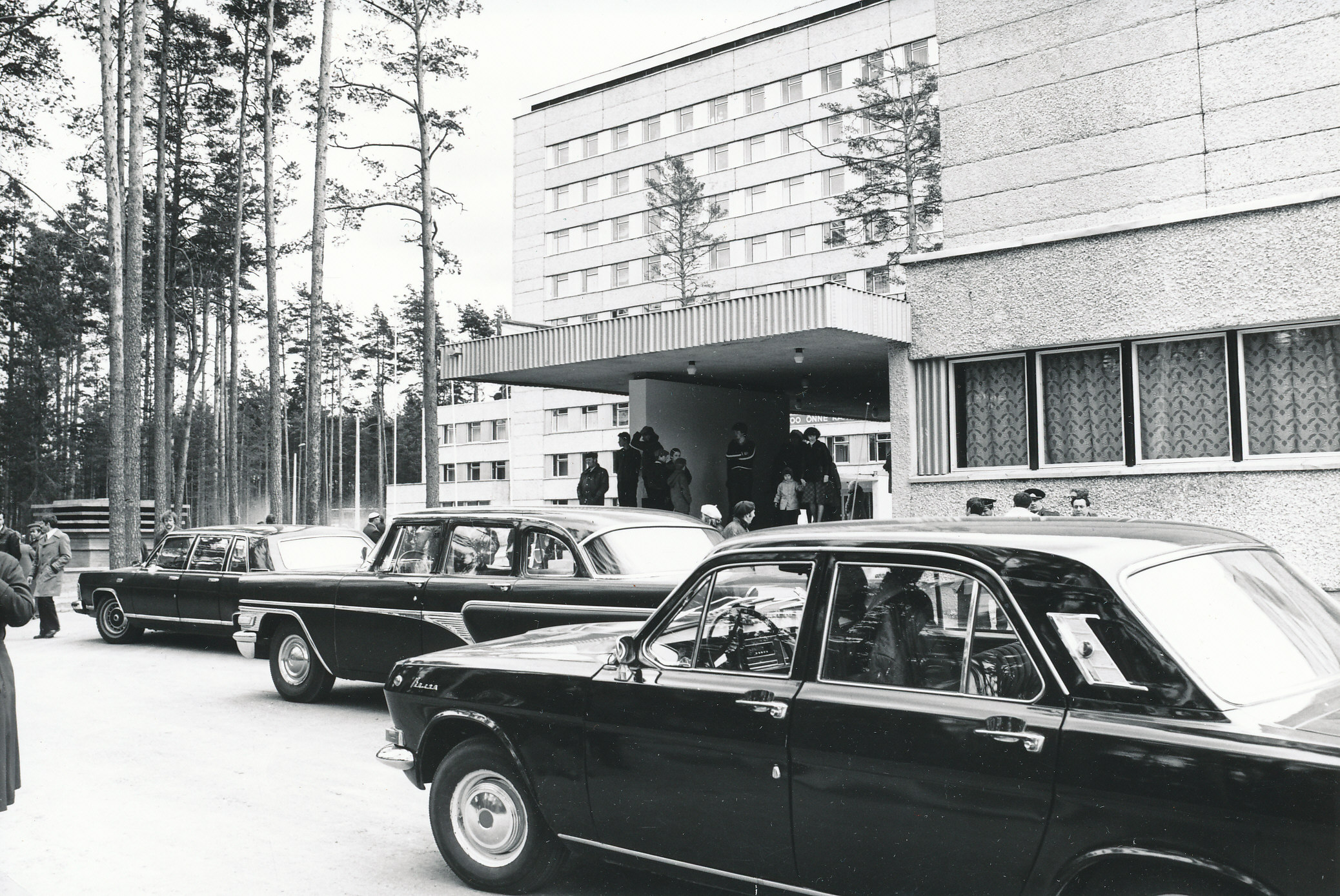 Photo. Opening of Võru Hospital on May 15, 1982. High guest cars in front of the house.