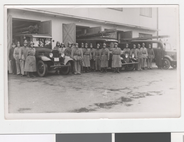 Team II and cars in front of their team building in 1939.
