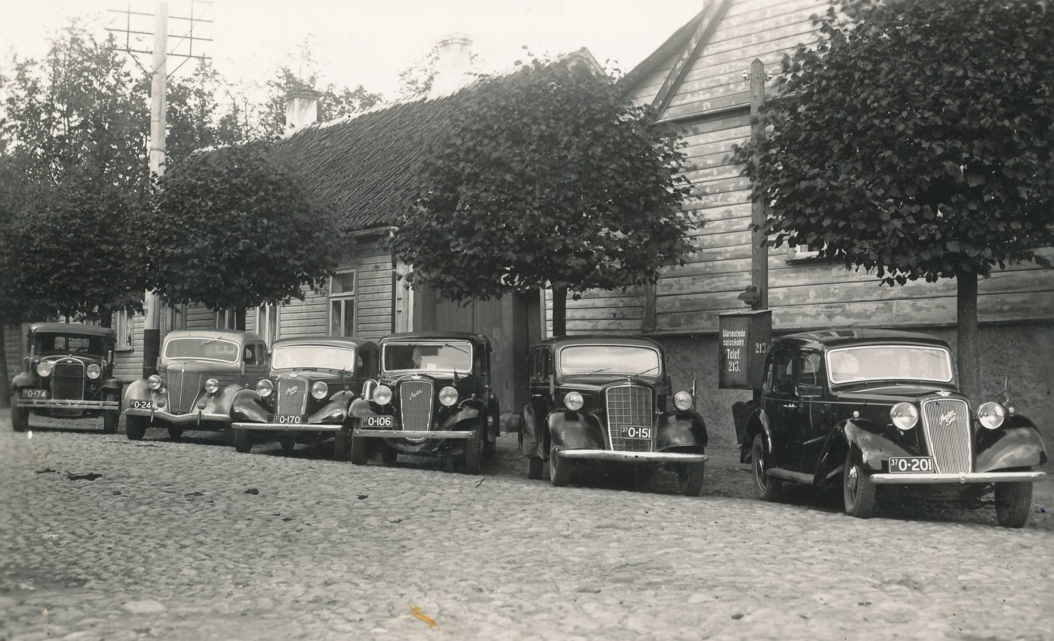 Photo. Cars stand in the position of taxis at the corner of the streets of Võrus Kreutzwald and Tartu.