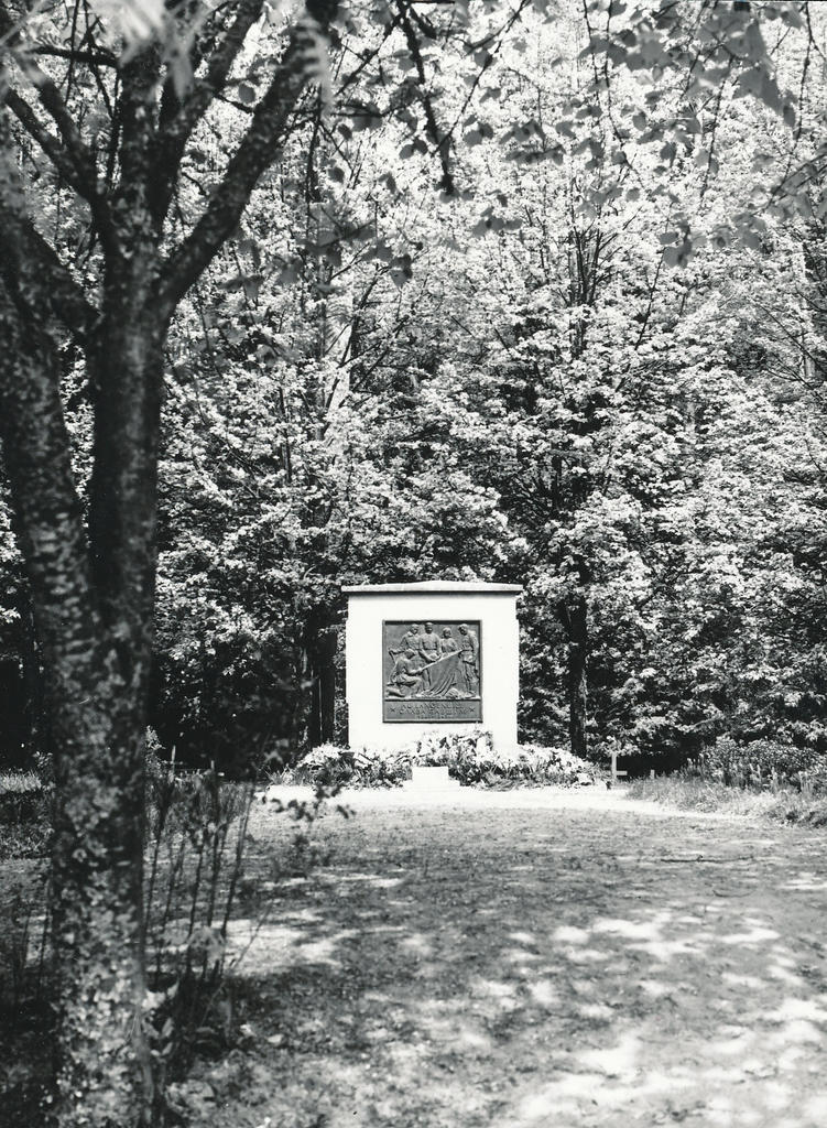 Photo. Vennashaud with a monument at Antsla Metsakalmist in May 1977.