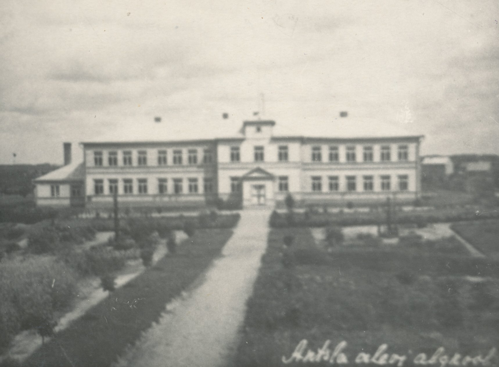 Photo. Antsla alevi primary school building from the 1930s.