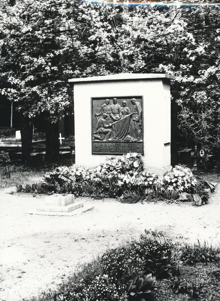 Photo. Vennashaud monument at Antsla Metsakalmistium in 1977. Corn