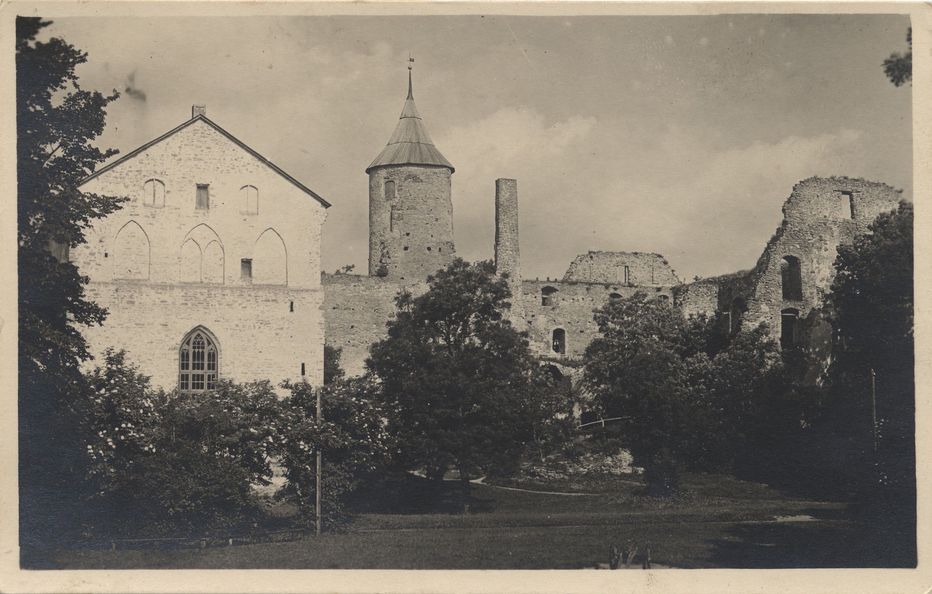 Estonian summer place Haapsalu : ruins of the castle = Schlossruine