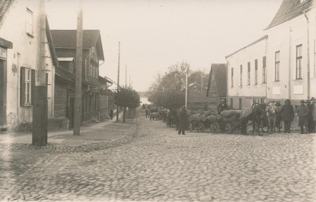 Photo. Võru city on the crossing point of Kreutzwald and Tartu streets with a view to Lake Tamula, the peasant potato voyage to the purchase of the 1920s.