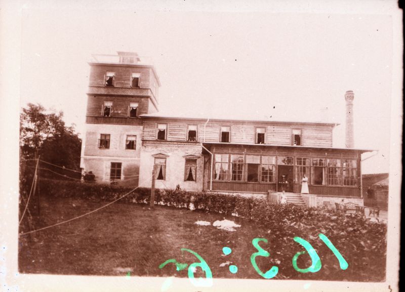Negative.  Bergfeldt (the most recent city) colony building in Haapsalu, viewed by the balcony.
Copy: R. Arro.