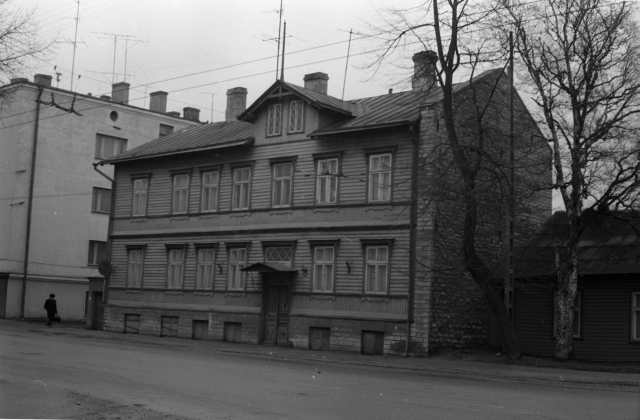 Buildings on Paldiski mnt. (between the vidukti and the crossroads of Sõle Street).