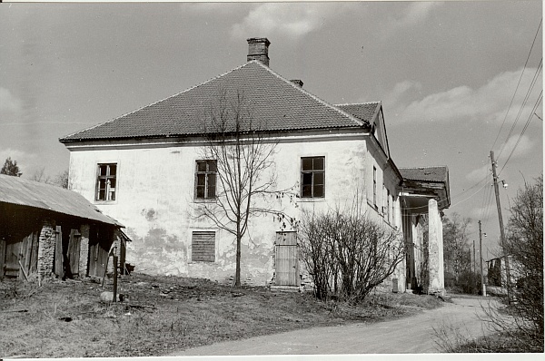 Photo, Kirna manor house in 1990.
