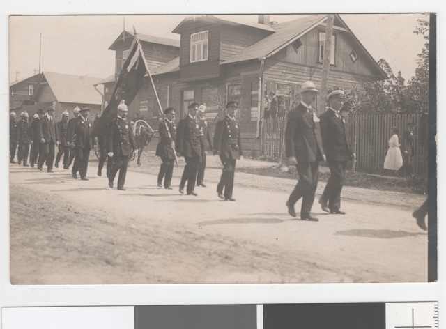 Nõmme VTÜ train walking in Pärnu mnt towards Hiiu in 1925-1928.