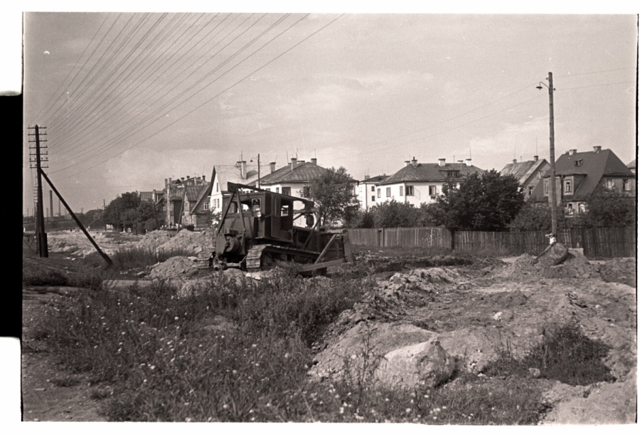 Tallinn, Railway Street in Lilleküla, smoothing the soil for making the road.