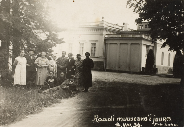 Rõuge Landscape tour in Raadi Manor, group picture at the museum
