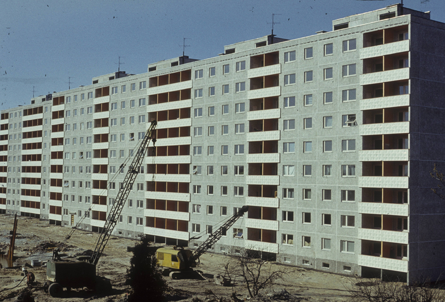 Lilleküla: ninth floor panels, roads and glorification are built on the front.