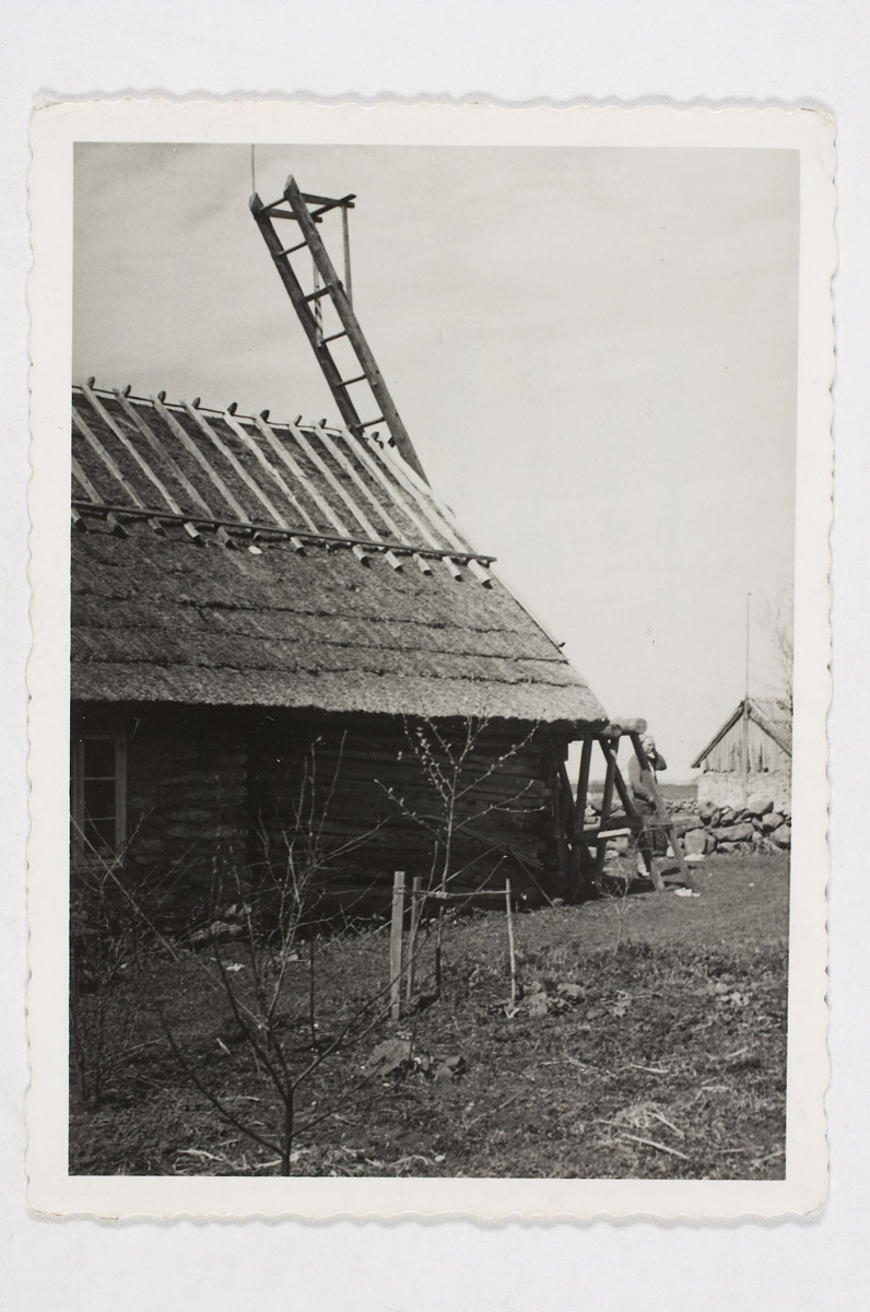 Alfr. The rear side of Brus's apartment, on the right seal tower, the tents of the house at the end of the desk. Osmussaar, 11. Vi 40