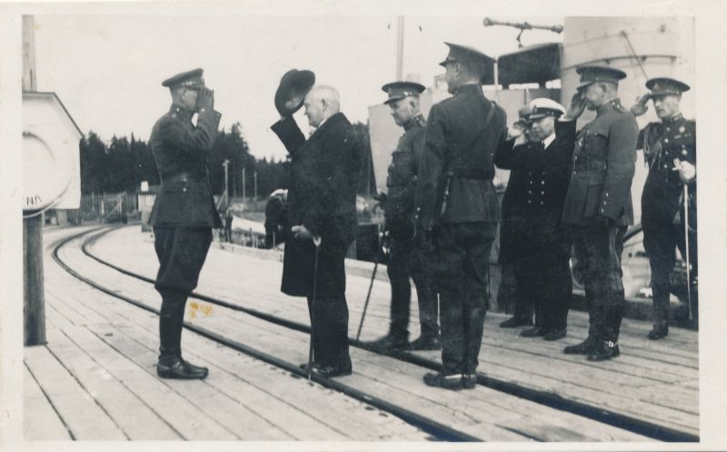 Photo. State Senior Konstantin Päts and General Laidoner landing on the Aegna island on the harbor bridge on 30 August 1934. Report by the Commander of the island, Major Kleemann.