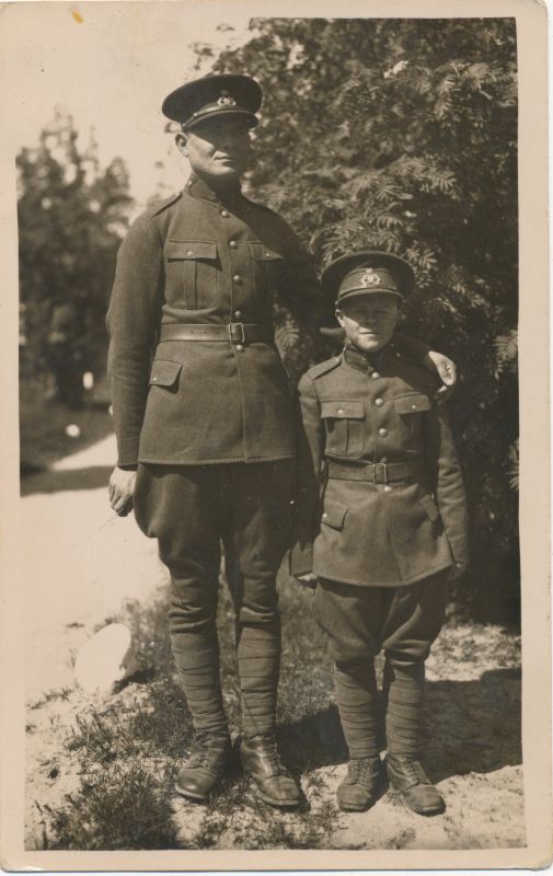 Photo.  The largest (Kibus) and the smallest (Veimann) soldier on Aegna Island in 1934.