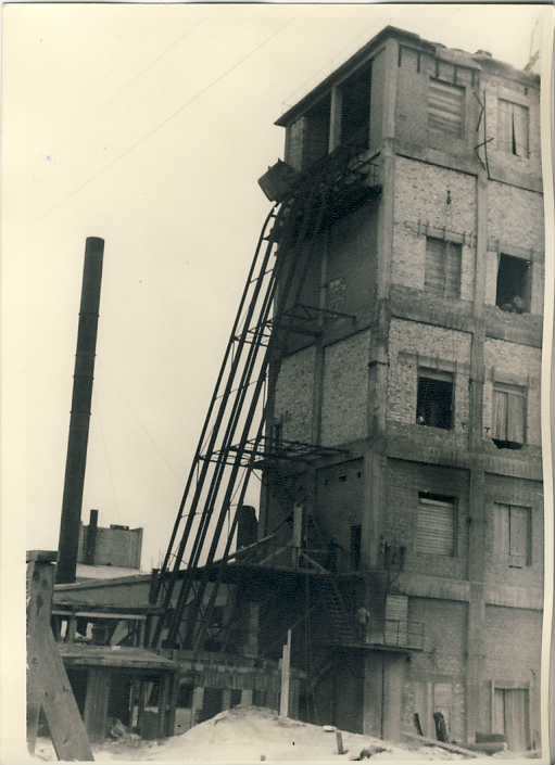 Lifting mechanism of stone oil in a fire stone factory