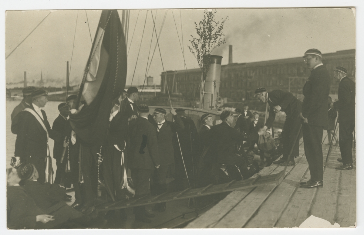 Steamed company "Tehnola" members leaving Naissaare