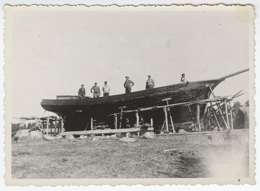 Construction of the sailing ship "Linnu" in Kihnu