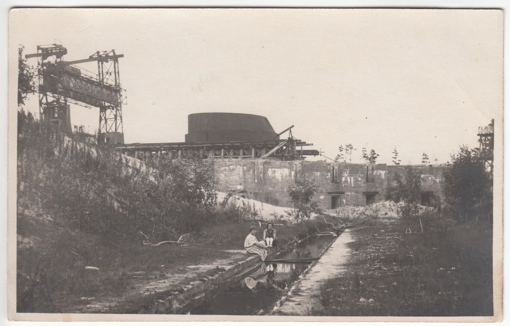 Construction works of the Naissaare beach battery in the 1920s.