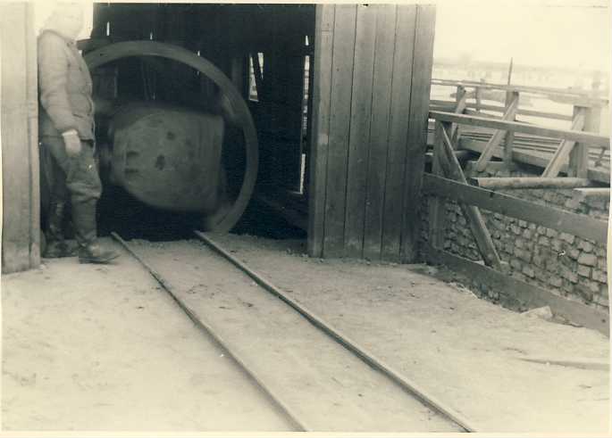 Stone oil charging bunker for a fire stone factory