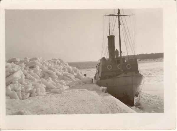 Icebreaker "Jaan Poska" in Naissaare port