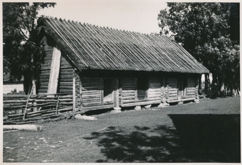 Photo. With three doors, you helped in Kersletti. Summer memories from Vorms in the album. 1933/34. Photo: J.F. Luikmil.