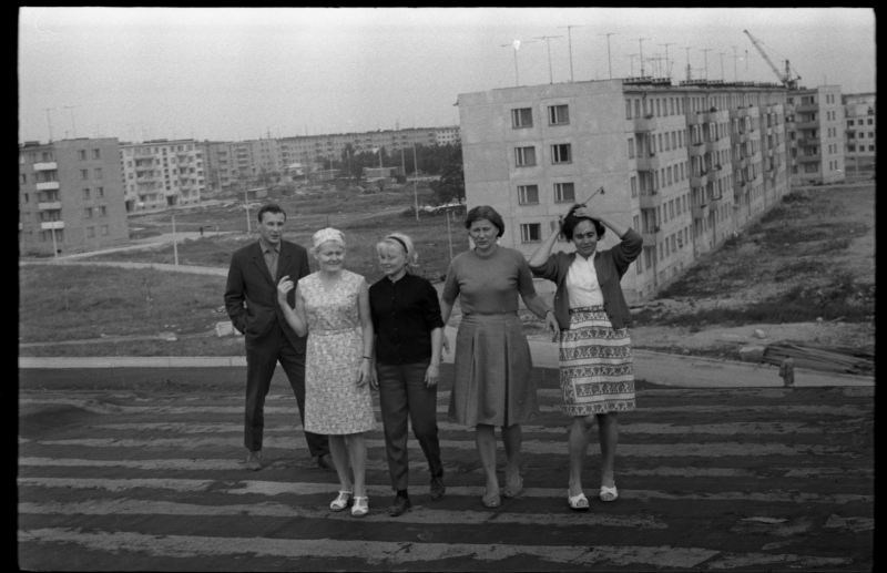 A group of people in Tallinn 37. On the roof of the high school building, the buildings of the 5th Micro district of Mustamäe.
