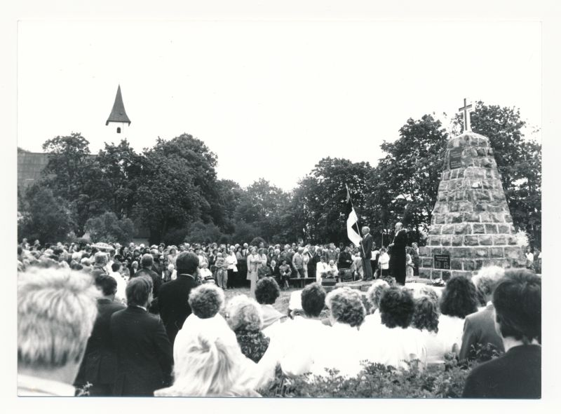 Photo. Opening of the monument pillar of the War of Independence in Noaroots 24.06.1990. T.salumäe