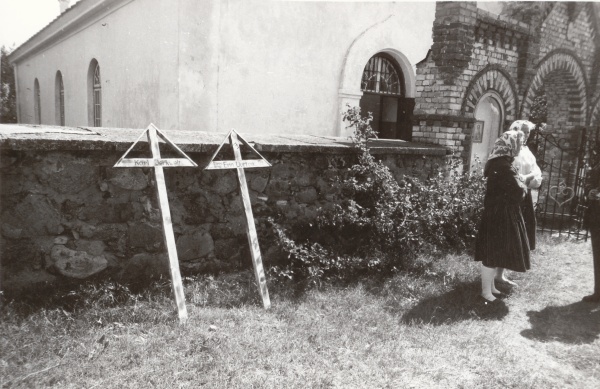 Karl Jerkwelt and Enn Uuetoa tombs at Kihnus at the church of Nicholas