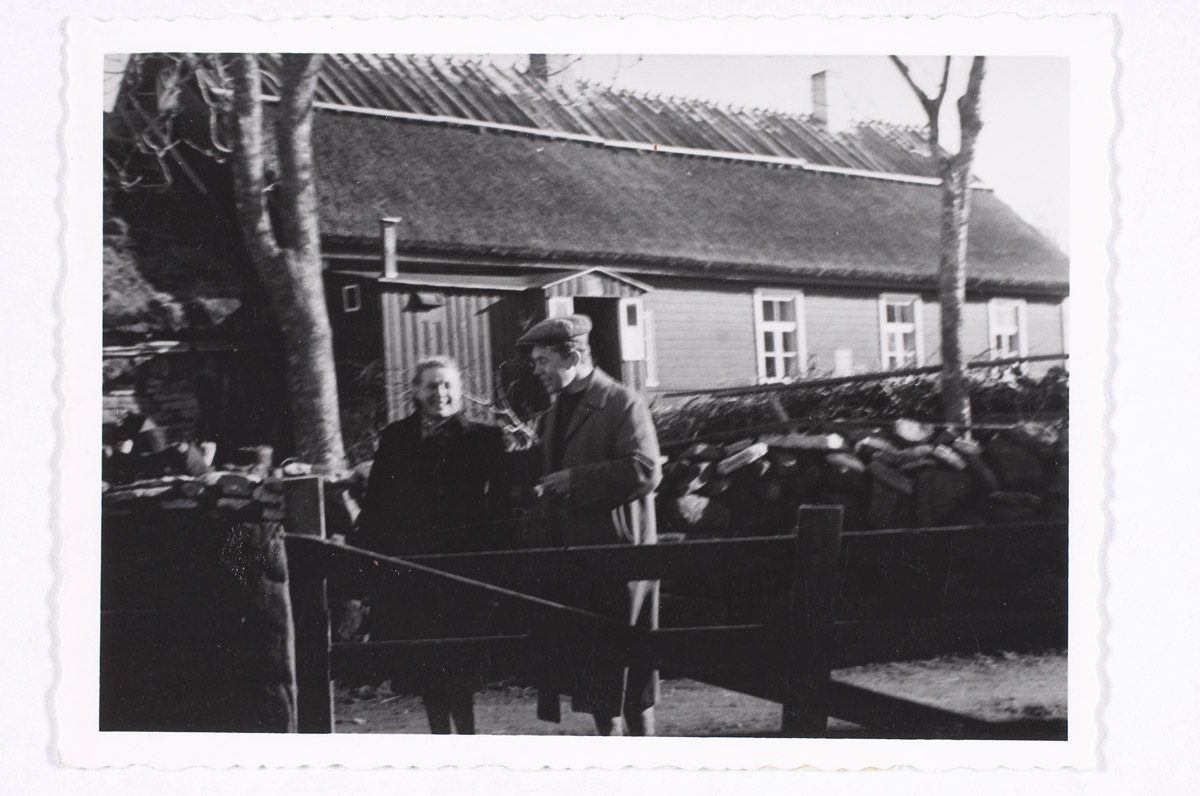 Erm expedition on Osmussaari, Mrs. Koern and Prof. Sten Karling in the wedding of the Marx farm. Osmussaar, 8. Vi 40
