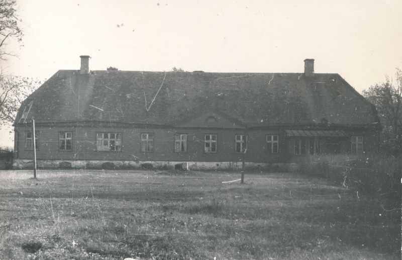 Photo. Main building of Riguld Manor. Black and white.  Located in Hm 5025.