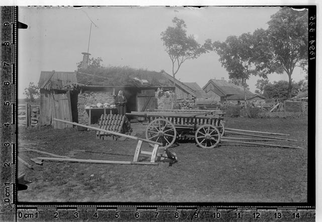 Farm courtyard with agricultural tools in 1933. Noarootsi khk, Rikholdi v, Osmussaar