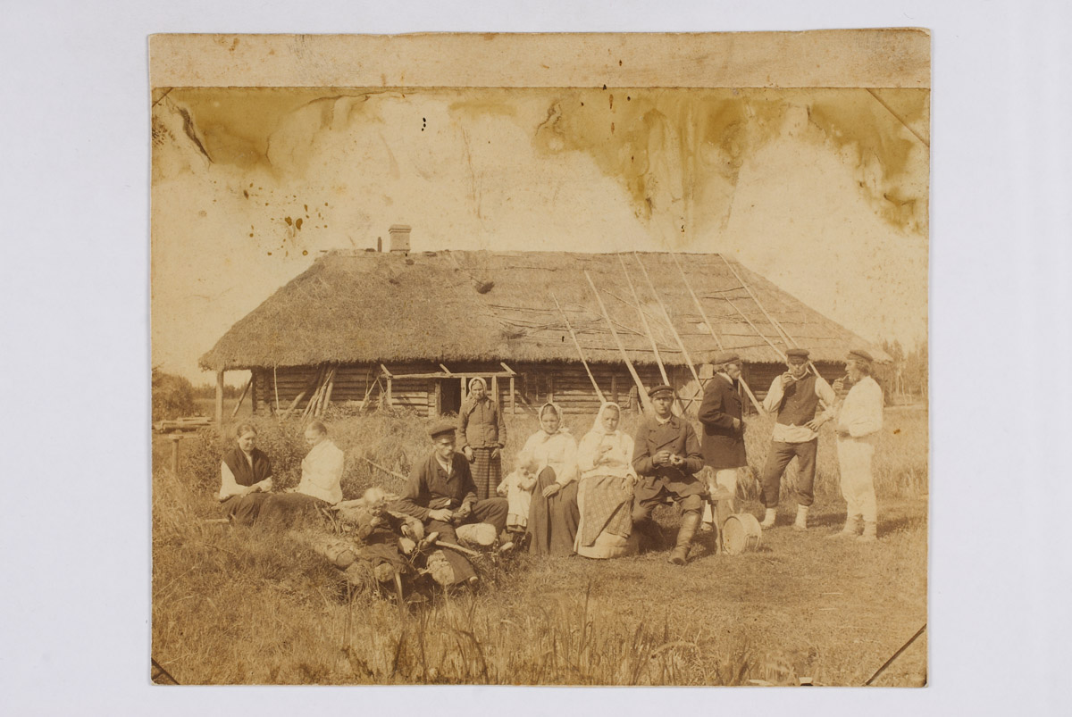 Kuressaarel farm around 1890. In the middle of the log at the end of the towel Vibu (name). On the right, the third master of Kuressaare Jüri Laas.