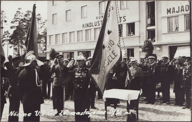 Paradmundreis firefighting leaders accepted the parade report in 1935.