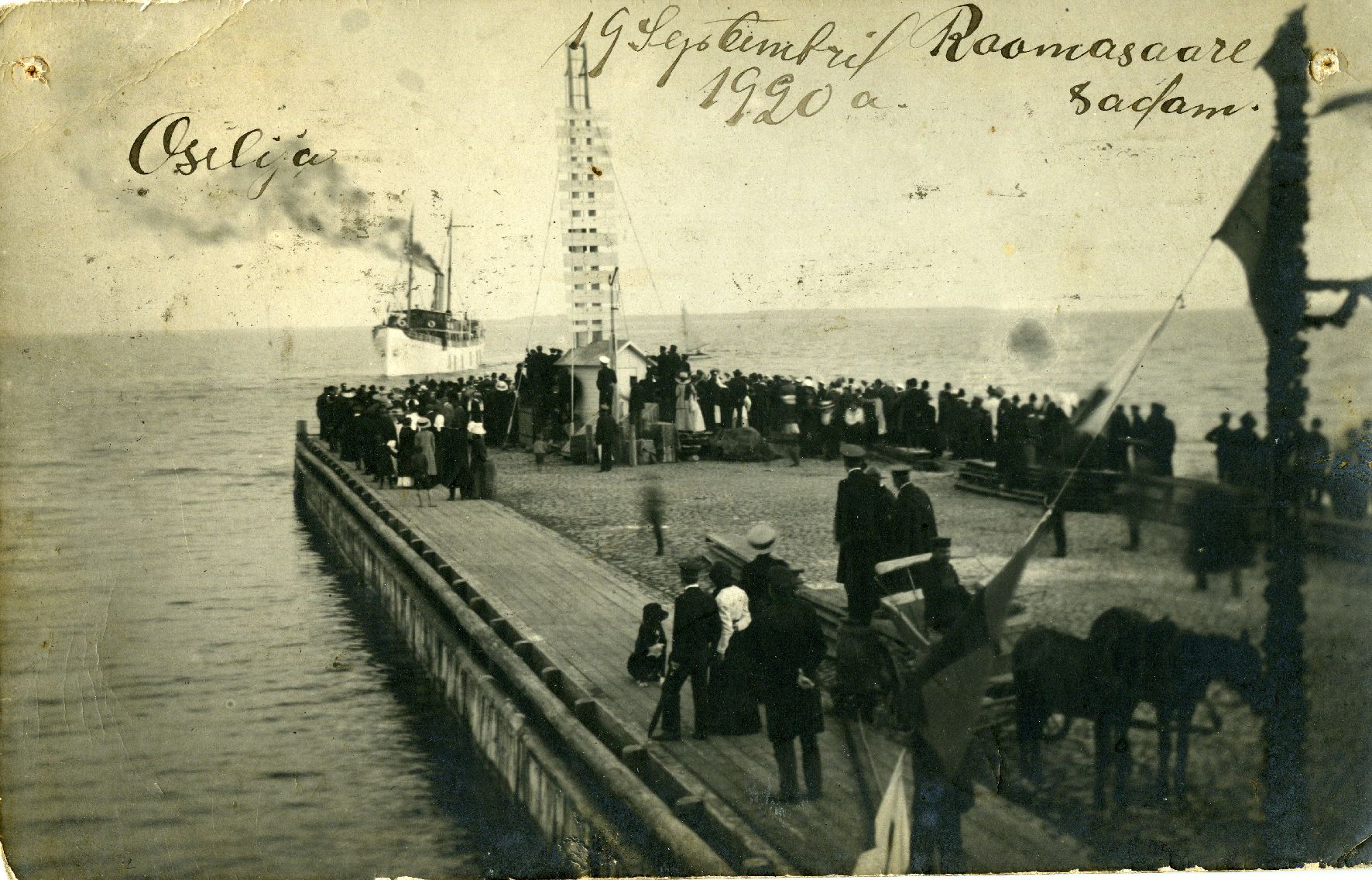 Roomassaare harbour, passengers at the end of the harbour, the ship enters Osilia