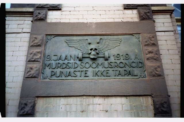 Kill the release of the memorial layer on the wall of the Tapa Railway Station